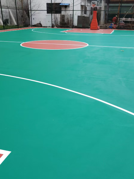阜康 球场长期使用易出现地面开裂